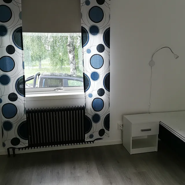 bild inifrån och ut från ett av rummen på vandrarhemmet